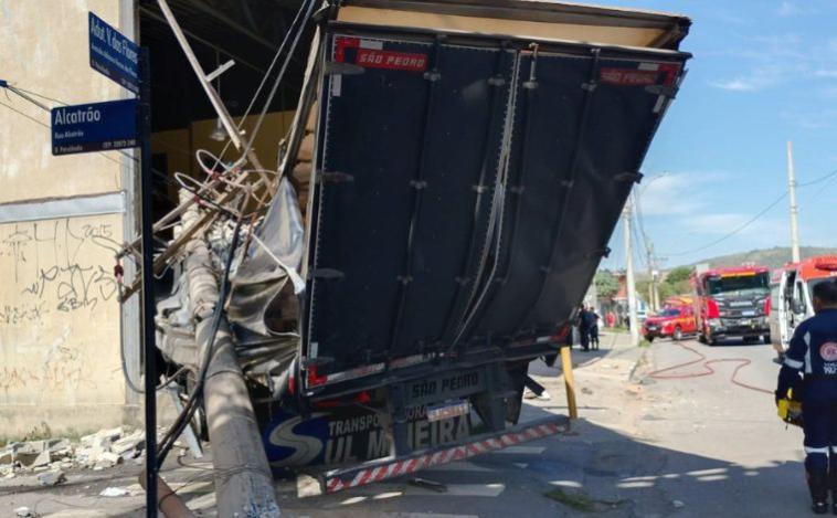 Vídeo: Carreta derruba postes, invade galpão de empresa e deixa feridos na Grande BH