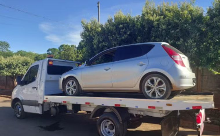 Jovens fogem da PM em carro furtado, batem em árvore e são detidos em matagal, em Corinto