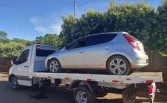 Jovens fogem da PM em carro furtado, batem em árvore e são detidos em matagal, em Corinto