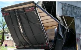 Três pessoas ficam feridas após carreta perder freios e invadir empresa 