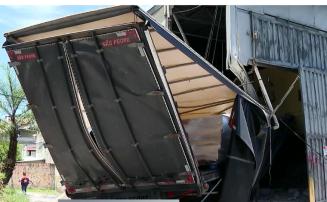 Três pessoas ficam feridas após carreta perder freios e invadir empresa 