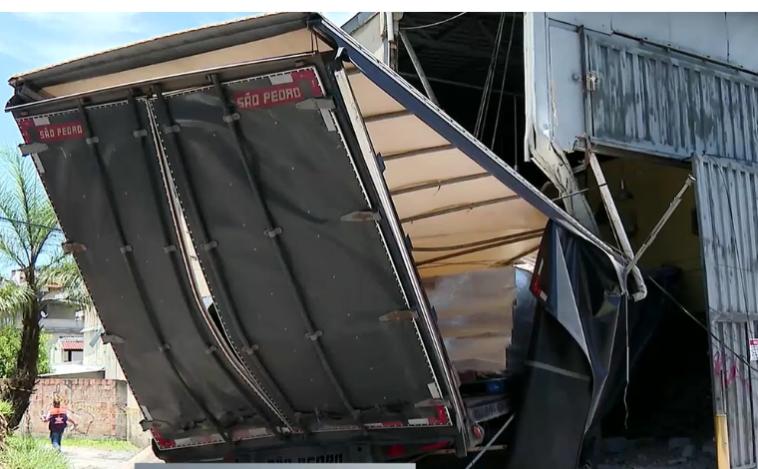 Três pessoas ficam feridas após carreta perder freios e invadir empresa 