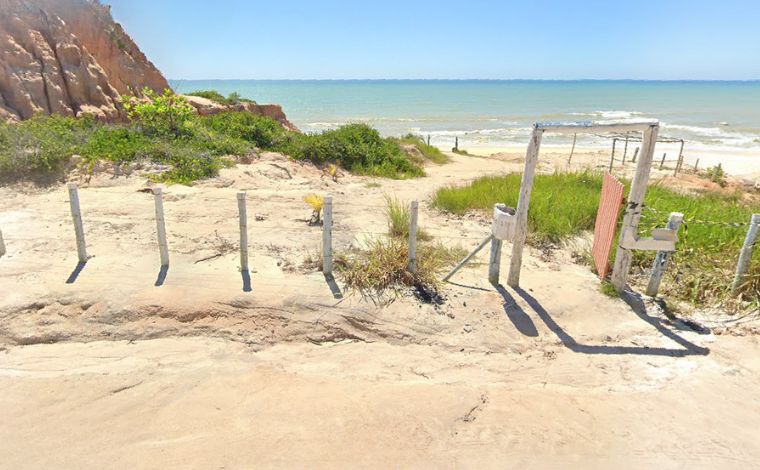 Foto: Google Maps - Uma funcionÃ¡ria de uma pousada da cidade, relatou que ambos foram pegos por uma marÃ© de retorno. Segundo ela, esse tipo de corrente Ã© comum na regiÃ£o e costuma atingir quem nÃ£o conhece bem o local