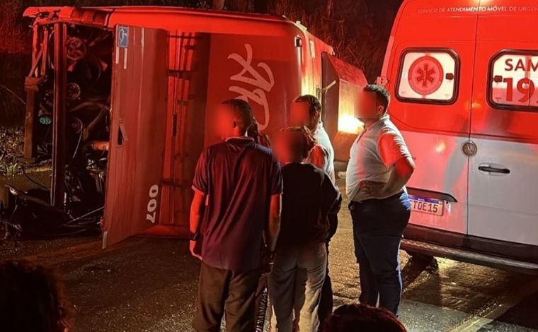 Foto: ReproduÃ§Ã£o - A PolÃ­cia RodoviÃ¡ria Federal (PRF) informou que a rodovia precisou ser completamente interditada pouco antes das 21h para atendimento Ã s vÃ­timas e sÃ³ foi liberada novamente por volta de 3h