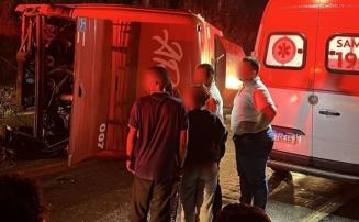 Ônibus de MG que voltava de Guarapari tomba na BR-262 e duas mulheres morrem