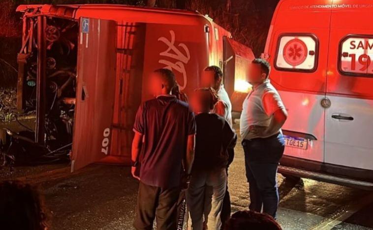 Ônibus de MG que voltava de Guarapari tomba na BR-262 e duas mulheres morrem