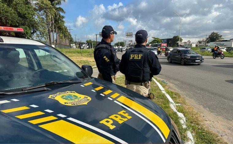 Foto: Ilustrativa - Durante a fiscalizaÃ§Ã£o, os policiais identificaram um volume suspeito na bermuda de um dos ocupantes. O jovem entregou uma sacola com 199 pinos de cocaÃ­na e 78 pedras de crack. O segundo passageiro carregava trÃªs pinos de cocaÃ­na