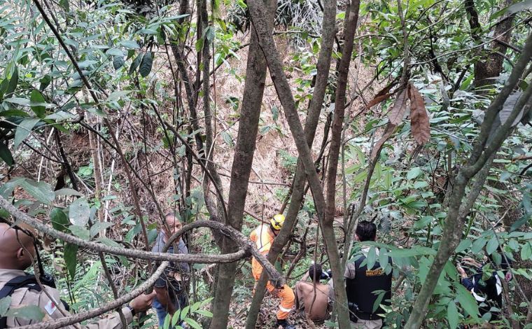 Foto: DivulgaÃ§Ã£o/CBMMG - Segundo os militares, o homem relatou que caminhava perto do tÃºnel da Cooperativa quando caiu na grota e, sem conseguir sair, sobreviveu comendo mangas que caÃ­am no local e bebendo a Ã¡gua acumulada no fundo