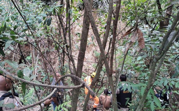 Vídeo: Homem é resgatado após permanecer quatro dias em grota de 50 metros em MG