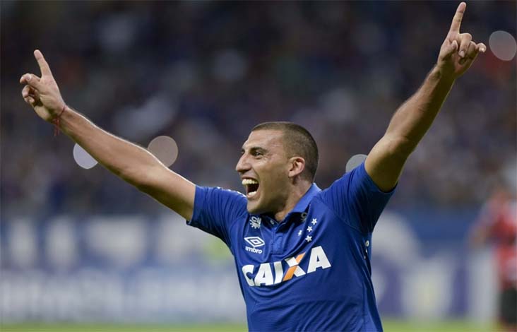 Ábila resolve e Cruzeiro bate o Atlético-GO no Mineirão