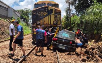 Vídeo: Trem de carga atinge carro com quatro ocupantes, incluindo um bebê, no Centro de Sarzedo