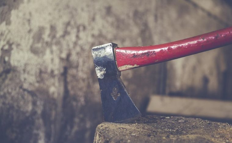 Homem é suspeito de matar ex-companheira com machadinha e fugir em MG