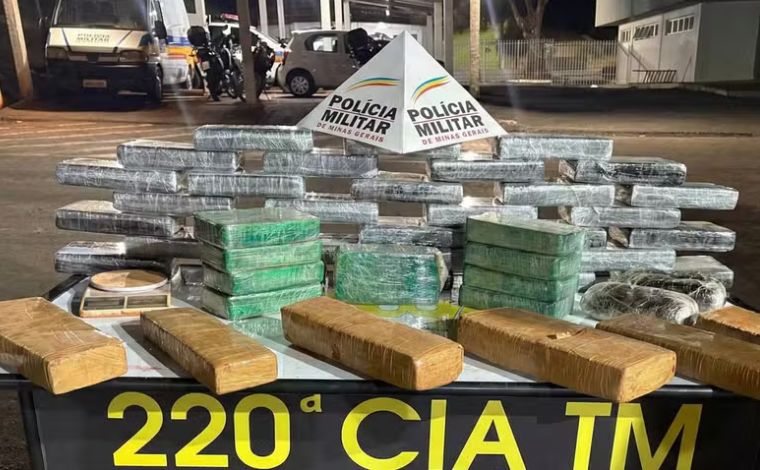 Foto: DivulgaÃ§Ã£o/PMMG - No total, foram apreendidos 30 kg de cocaÃ­na, 9 kg de crack, 7,3 kg de maconha e 2 kg de haxixe. Todo o material, assim como o suspeito detido, foi encaminhado Ã  Delegacia de PolÃ­cia Civil de Curvelo