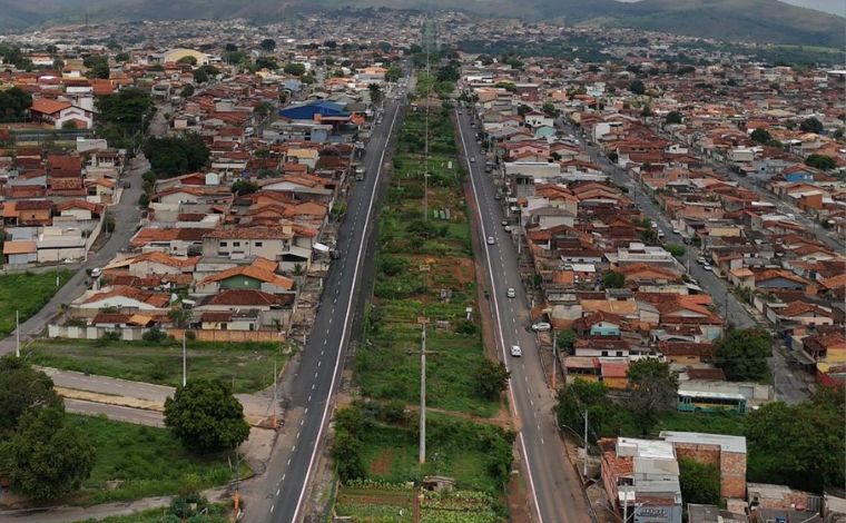 Foto: DivulgaÃ§Ã£o/PMSL - A Avenida Prefeito Alberto Moura Ã© uma via estratÃ©gica que conecta oito bairros e recebe fluxo intenso diariamente. O recapeamento corrige problemas histÃ³ricos de infraestrutura que causavam buracos e aumentavam o risco de acidente
