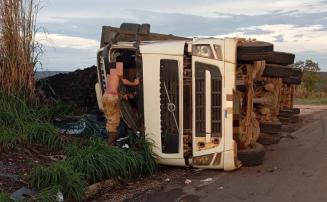 Caminhão com carga para Sete Lagoas tomba na MG-451 e deixa dois feridos