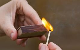 Professora tem 60% do corpo queimado pelo ex-namorado no interior de Minas