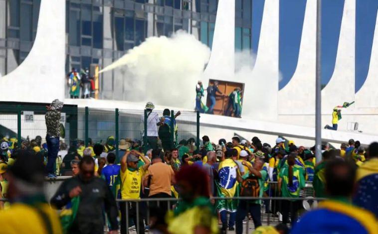 Câmara aprova projeto que reduz penas dos condenados pelo 8 de janeiro