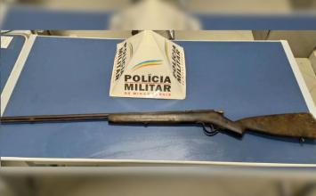 Motorista é preso após polícia encontrar espingarda em porta malas de carro em Sete Lagoas