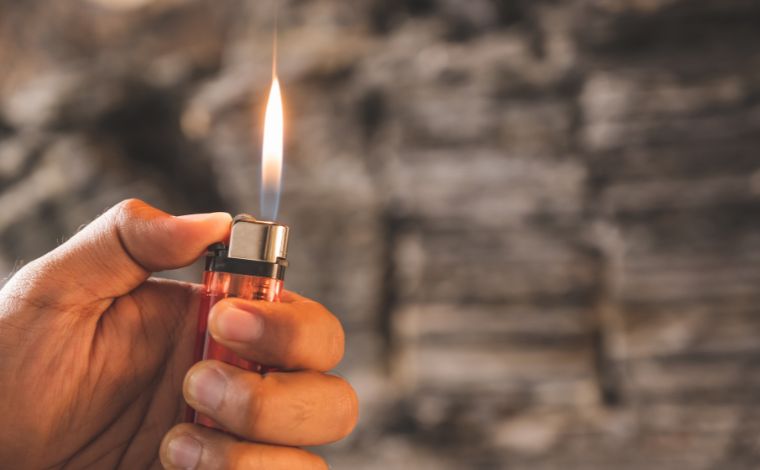 Homem é preso após incendiar a casa da família e ameaçar irmãos em Sete Lagoas