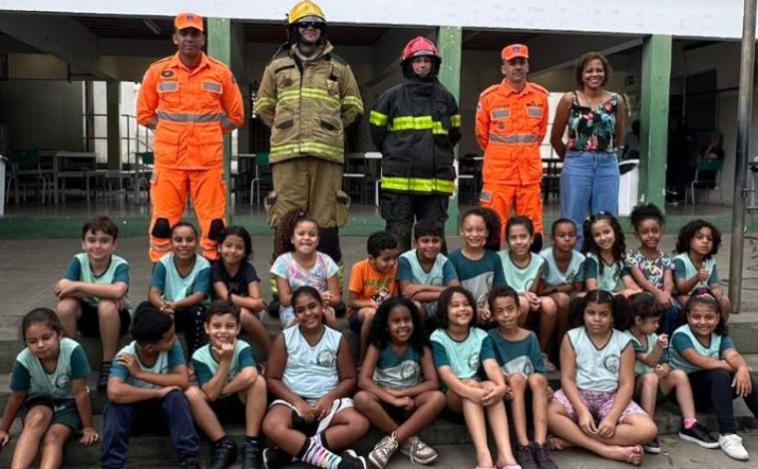 Vídeo: Bombeiros realizam simulado de evacuação na Escola Estadual Maria Amâncio em Sete Lagoas
