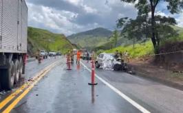 Colisão entre carro e caminhão deixa três mortos e uma criança ferida na BR-116, em MG