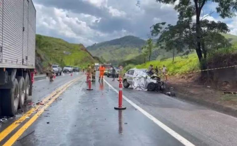Colisão entre carro e caminhão deixa três mortos e uma criança ferida na BR-116, em MG