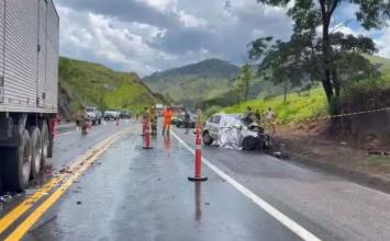 Colisão entre carro e caminhão deixa três mortos e uma criança ferida na BR-116, em MG