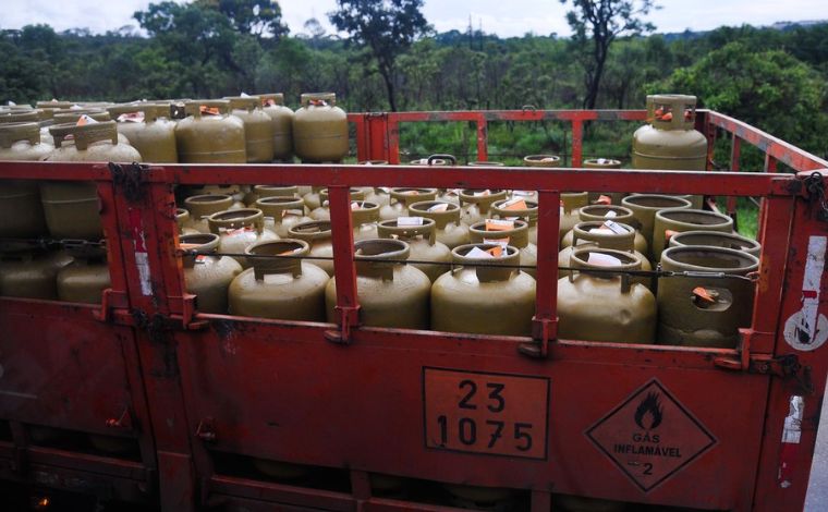 Foto: Marcello Casal Jr - Com duraÃ§Ã£o prevista atÃ© o fim de 2026, o programa beneficia 4,4 milhÃµes de famÃ­lias neste mÃªs. Com a aprovaÃ§Ã£o da Emenda Constitucional da TransiÃ§Ã£o, o benefÃ­cio foi mantido em 100% do preÃ§o mÃ©dio do botijÃ£o de 13 kg