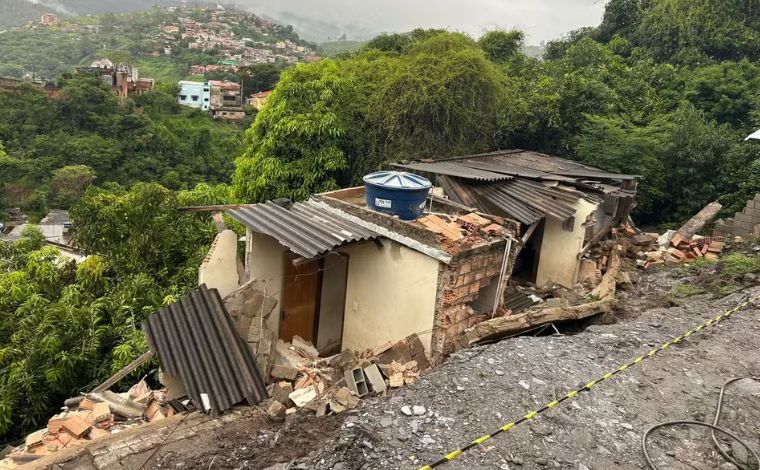 Desabamento de muro atinge casa e deixa três crianças e dois adultos feridos na Grande BH