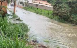 Vídeo: Forte chuva provoca alagamentos em vários pontos de Sete Lagoas