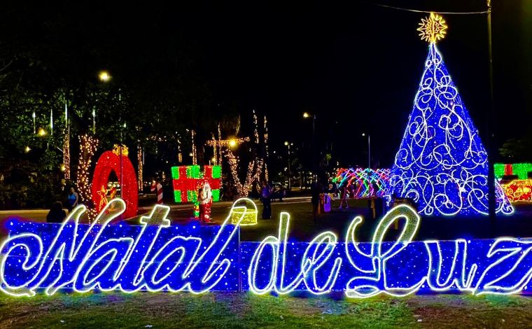 Foto: DivulgaÃ§Ã£o/PMSL - A chegada do Papai Noel ocorrerÃ¡ em cortejo pelas ruas da cidade, com desembarque na praÃ§a a bordo do CaminhÃ£o do Corpo de Bombeiros. O trajeto contarÃ¡ com a participaÃ§Ã£o dos personagens da FamÃ­lia Encantadora