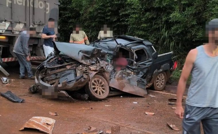 Engavetamento com dez veículos deixa feridos e interdita a BR-040