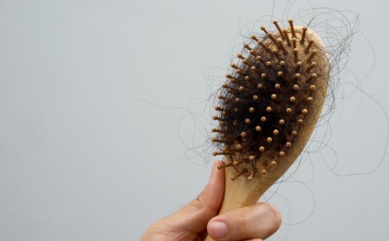 Queda de cabelo: quando é normal e quais são os sinais de alerta
