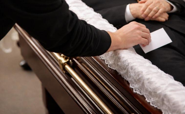 Jovem é detido após entrar em velório e colocar papel dentro de caixão em Sete Lagoas