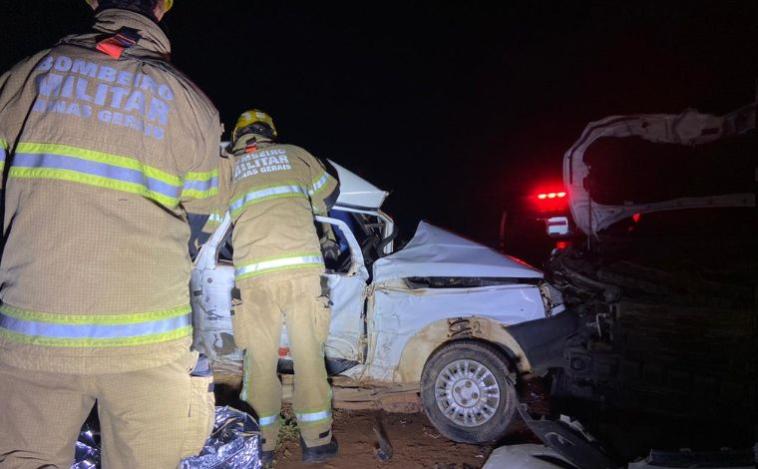Adolescente de 17 anos morre após bater carro em rodovia mineira; pai e tia também morreram