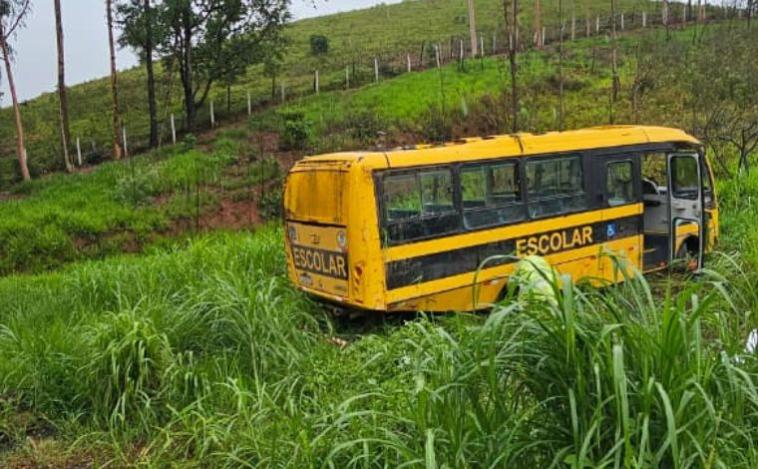 MG: capotamento de ônibus escolar na BR-267 deixa um morto e 12 feridos