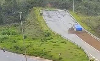Vídeo: Caminhão com carga de 17 toneladas acessa área de escape do Anel Rodoviário de BH