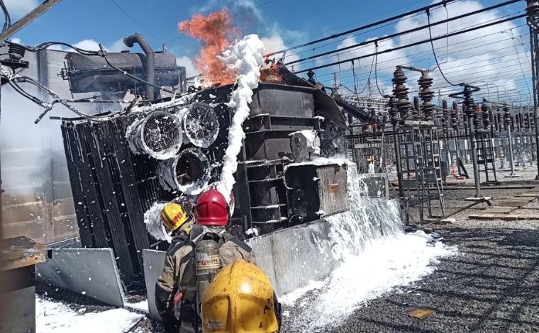 Incêndio em tanque de óleo de subestação da Cemig mobiliza o Corpo de Bombeiros na Grande BH