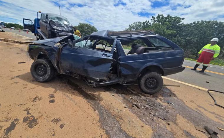 Criança de 6 anos morre e pai fica ferido após colisão entre dois carros na LMG-754, em Curvelo