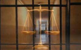 Três foragidos seguem em liberdade após deixarem presídio com alvarás de soltura falsos