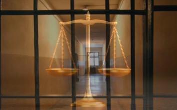 Três foragidos seguem em liberdade após deixarem presídio com alvarás de soltura falsos