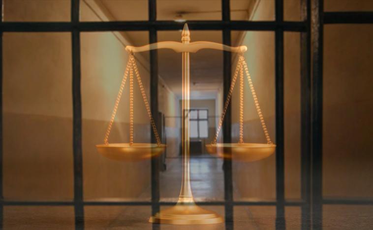 Três foragidos seguem em liberdade após deixarem presídio com alvarás de soltura falsos