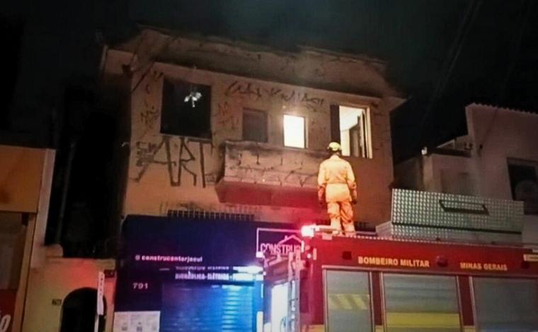 Foto: DivulgaÃ§Ã£o/Bombeiros - NinguÃ©m estava em casa no momento do incÃªndio; O fogo foi controlado e nÃ£o foram constatados danos estruturais