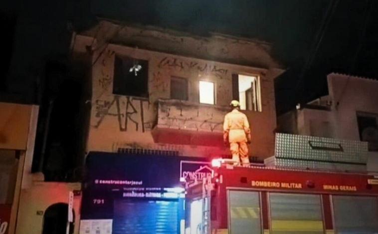 Moradoras deixam vela acesa ao sair e o imóvel pega fogo