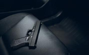 Homem é preso após polícia localizar três armas e munições em carro em Sete Lagoas