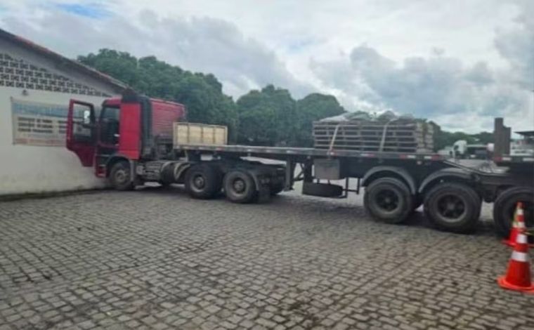 MG: Motorista morre após ser atropelado pelo próprio caminhão em pátio de posto na BR-251