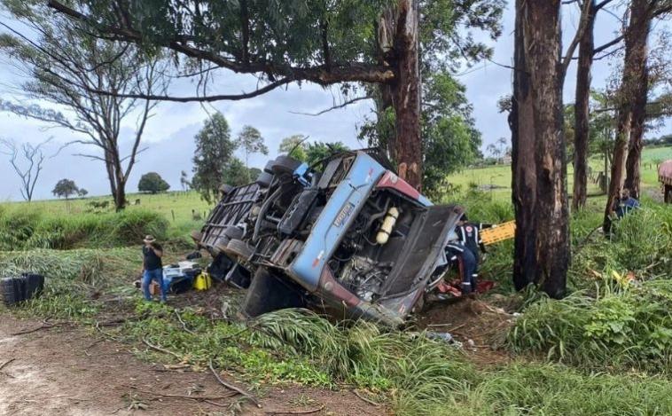 Três pessoas morrem após ônibus de turismo capotar na BR-365, em Patos de Minas