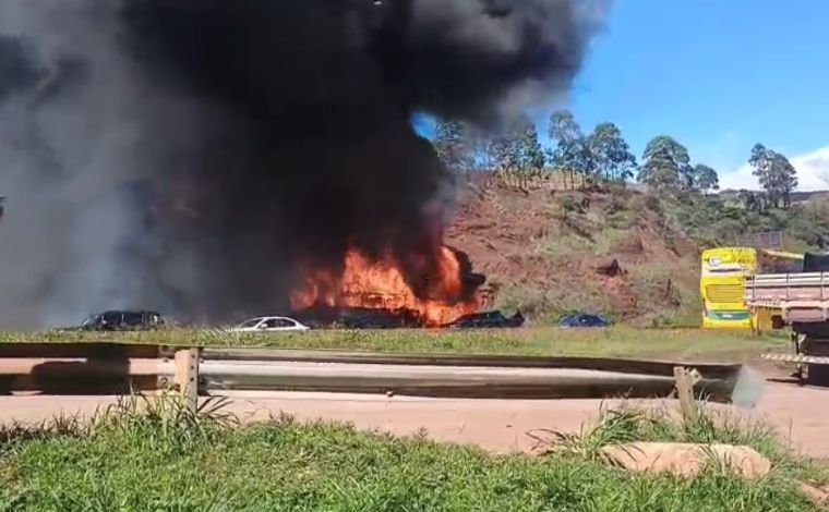 Foto: ReproduÃ§Ã£o/Redes sociais - Imagens que circulam nas redes sociais mostram o coletivo ainda em movimento no momento em que as chamas se espalham. Nos vÃ­deos, o Ã´nibus aparece retornando de rÃ© pela rodovia, jÃ¡ tomado pelo fogo