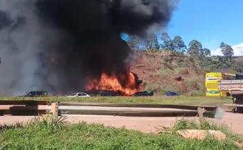 Vídeo: Incêndio atinge ônibus de turismo com 47 passageiros e interdita BR-381 na Grande BH