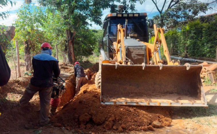 Prefeitura de Sete Lagoas executa obra de 2 mil metros de rede de água no bairro Pôr do Sol